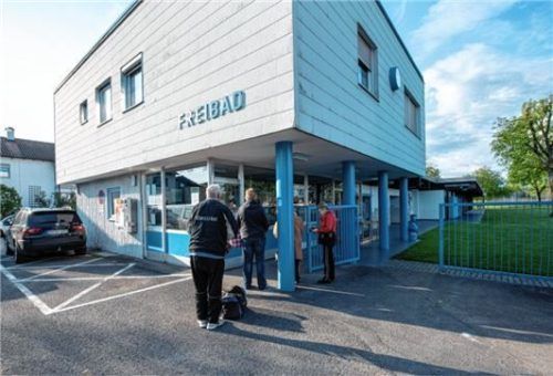 An der Kasse werden die Besucher auf die noch recht niedrigen Wassertemperaturen im Becken hingewiesen.