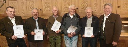Anlässlich der Jahreshauptversammlung wurden langjährige Mitglieder geehrt. Auf dem Bild freuen sich: (von links) Josef Summerer (40 Jahre), Martin Laab (50 Jahre), Anton Feicht (50 Jahre), Josef Ammermüller (60 Jahre) und Schriftführer Ferdinand Schön (50 Jahre) sowie Vorstand Thomas Huber.Foto birkinger