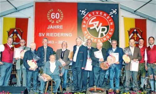 Anlässlich des 60-jährigen Bestehens würdigten die beiden Vorsitzenden Johannes Fischer und Johann Loferer besondere Mitglieder.Foto  Hötzelsperger