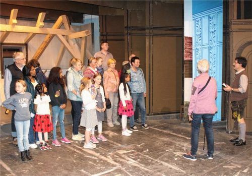 Anlässlich des Tags der offenen Tür im Fintsbacher Volkstheater führte Ensemble-Mitglied Bernhard Obermair die Besucher durch das Theater.