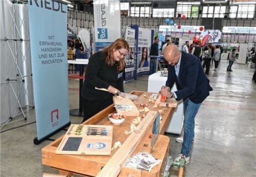 Arbeit mit Holz präsentieren Schreinerin Sabrina Gschlößl (links) von der Firma Riedl Objektbau sowie Stephan Briele, zuständig für Marketing und Design im Unternehmen.