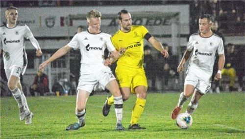 Auch das Hinspiel war unter Flutlicht: Damals siegte Raubling in Ostermünchen.Foto Franz Ruprecht