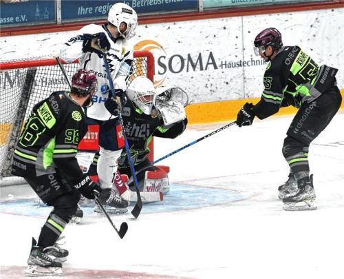 Auch in Bedrängnis die Übersicht behalten: Tomas Pöpperle, der den Puck sicher in der Fanghand hat. Foto Hans-Jürgen Ziegler