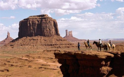 Auf dem Rücken der Pferde durch das Monument Valley.Foto Arizona Office of Tourism /Todd Brenneman