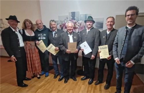 Auf der Jahresversammlung: (von links) Schützenmeister Jürgen Richter, Zweiter Schützenmeisterin Evelyn Orthofer, Richard May, Albert Reichart, Sebastian Sandbichler, Christian Staber, Georg Kerer und Bürgermeister Karl Mair.Foto re