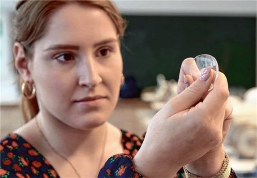 Augenoptiker müssen mit hoher Präzision und Sorgfalt Brillengläser und Fassung zu einer funktionierenden Brille zusammenbringen. Foto ZVA Peter Boettcher/akz-o