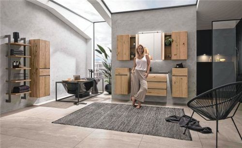 Badezimmermöbel aus Massivholz strahlen Wärme aus und wirken beruhigend. Foto IPM/Thielemeyer