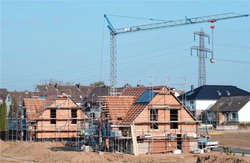 Bauen muss man sich leisten können – und das können immer weniger Menschen. Auch die Baufirmen in der Region bekommen nach Jahren des Booms weniger Aufträge. Foto dpa