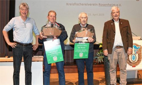 Bei den Ehrungen: Zweiter Vorsitzender Ulrich Gierlinger (von links), Franz Klinger und Otto Gartner mit ihren Auszeichnungen sowie Vorsitzender Rainer Schäfer.Foto schlecker