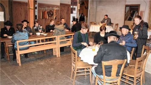 Bei den ersten Proben wird mit Requisiten, Garderobe und Bühnentechnik noch weitgehend improvisiert. Das Bier zum Probenschluss allerdings war echt.Foto steffenhagen