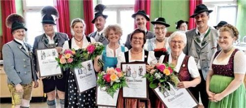 Bei der Ehrung freuten sich (von links) der Vorsitzende Florian Niedermaier, Geehrter Dr. Johann Winkler, Geehrte Inge Fimm, der Stellvertretende Vorsitzende Bartholomäus Schmid, Geehrte Gertraud Rieperdinger, Vorplattler Stephan Richter, Geehrte Maria Furtner, Dirndlvertreterin Bernadette Breit, Geehrte Christa Kink, Kassier Christian Moosrainer und Jugendleiterin Johanna Lindner.Foto Hötzelsperger