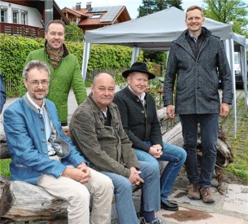 Bei der Einweihung des Bankerls (sitzend, von links) Behördenleiter Dr. Tobias Hafner, Hauptflussmeister Christian Kaufmann und Oberflussmeister Michael Gerner sowie (stehend, von links) der Leiter der Tourist Information Aschau, Herbert Reiter, und Aschaus Bürgermeister Simon Frank. Fotos Rehberg