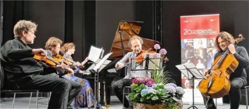 Bei der Eröffnung spielten (von links) Nicolas Dautricourt und Alexander Sitkovetsky, beide Violine, Diana Ketler, Klavier, Razvan Popovici, Viola, sowie Justus Grimm, Violoncello. Foto Giesen