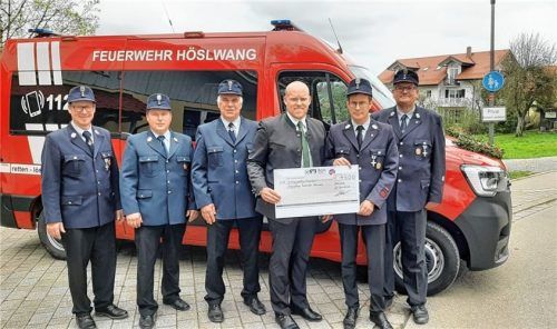 Bei der Scheckübergabe für das neue Fahrzeug: (von links) Zweiter Vorsitzender Thomas Maier, Zweiter Kommandant Bernhard Stockmeier, Aufsichtsrat der Raiffeisenbank und Feuerwehrler Josef Kink, Vorsitzender der Raiffeisenbank Philipp Staniszewski, Kommandant Georg Prankl sowie Vorsitzender Hans Stübl.Foto re