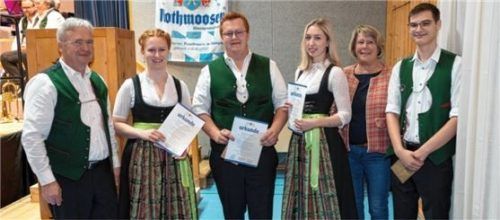 Bei der Übergabe der Leistungsabzeichen: (von links) Vorsitzender Gottfried Aicher, Bernadett Aicher, Korbinian Aicher, Franzi Berzi, Bürgermeisterin Regina Braun und Julian Keplinger.Foto re