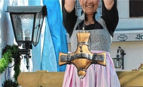 Bei der Weltmeisterschaft im Taubenschießen wird auf Tauben aus Holz geschossen.Foto Steffenhagen