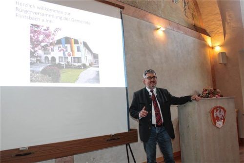 Bei einer außerordentlichen Bürgerversammlung klärte Bürgermeister Stefan Lederwascher über die neueste Entwicklung beim Brenner-Nordzulauf auf. Dazu kamen rund 130 interessierte Bürger in die Alte Post nach Fischbach. Foto Steffenhagen