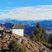Trekkingstock bricht: Frau stürzt in die Tiefe