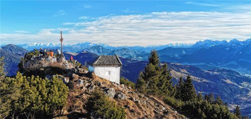 Beim Abstieg vom Spitzstein (unser Bild zeigt Gipfelkreuz und Kapelle) stürzte eine 86-jährige Frau aus dem Raum Rosenheim ab, weil ihr Trekkingstock brach.Foto Welte