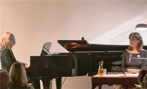 Beim „Musikalischen Porträt“ der Schumanns in der Sawallisch-Villa las Sabine Sauer (rechts) aus den Briefen von Clara und Robert Schumann. Marie-Sophie Hauzel spielte am Flügel.Foto Giesen