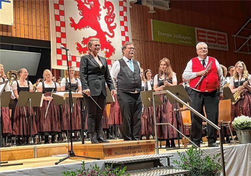 Bescherten ein gelungenes Konzert in der Badria-Halle: Barbara Bschorr, die neue Orchesterchefin der Stadtkapelle, und Sprecher Georg Hermansdorfer.Foto janeczka