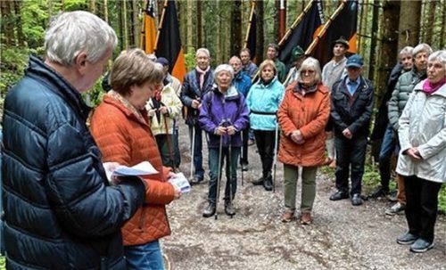 Bezirksvorsitzender Eberhard Häfele (links) und seine Frau warteten an jeder Station des Kreuzwegs mit einem kurzen Impuls auf.Foto Kotter