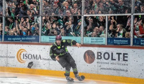 Brad McGowan hat gerade das Siegtor erzielt, er lässt die Handschuhe fallen und hinter ihm rasten die Starbulls-Fans aus. Foto Ludwig Schirmer