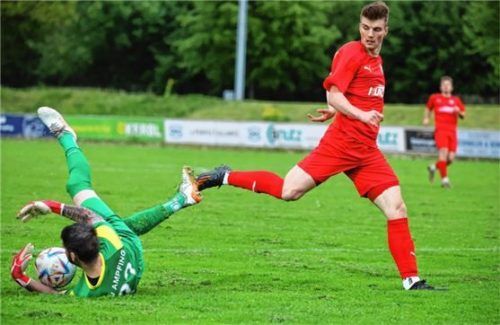 Bruckmühls Daniel Kobl scheitert an Ampfings Keeper Domen Bozjak. Foto  Christian Butzhammer