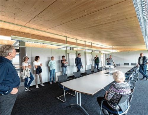 Bürgermeister Christoph Schneider (Zweiter von rechts) spricht zu den Besuchern des Rathauses.Foto Thomae