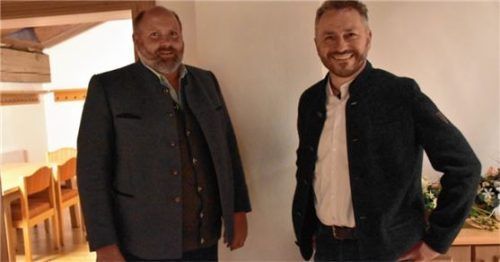 Bürgermeister Josef Loferer (links) heißt das neue Gemeinderatsmitglied Andreas Hafner willkommen. Foto  Wunderlich