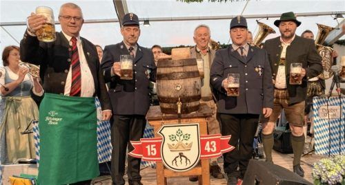Bürgermeisters Zapf-Premiere: Bernhard Summerer, Gabriel Krüger von der Flötzinger Brauerei, Christian Obinger, Sepp Schießl von der Flötzinger Brauerei und Festleiter Michael Kirschner. Foto Böck