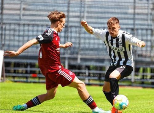 Burghausens Jerome Läubli (rechts) vergab die große Chance zum Ausgleich. Foto Christian Butzhammer