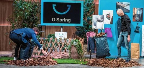 Carsten_Maschmeyer (links) macht die Probe aufs Exempel: Er testet das O-Spring-System, das Michael Müller aus Buchbach entwickelt hat. Foto Bernd-Michael Maurer