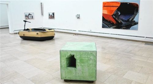 Christian Heß: „Ein Häuschen im Grünen“ vorne, dahinter „Tankboat“ von Siegfried Urlberger und Lola Cuallados „Machine à enrobé orange“