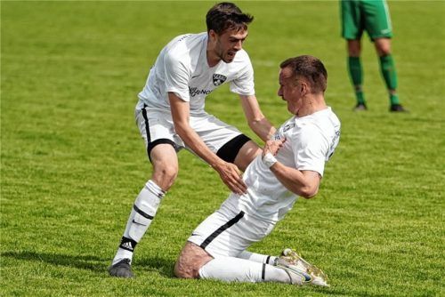 Christian Sonnleitner (rechts) machte mit einem Doppelpack beim Reichertsheimer 3:0-Sieg alles klar für den Meistertitel der SGRRG. Foto Walter Semerad