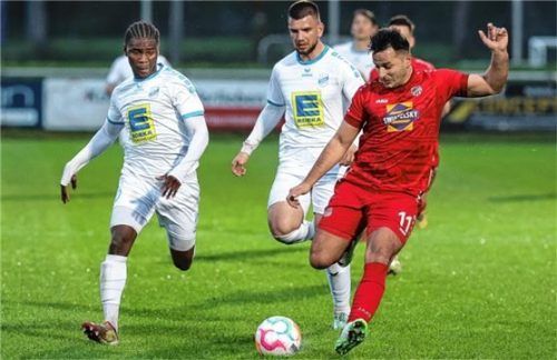 Danijel Majdancevic, hier gegen Ivan Ivanovic und Abdul Bangura (von rechts), war zufrieden mit seiner Mannschaft. Foto Hans Weitz