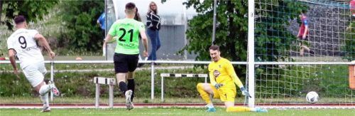 Das 1:0 für Kirchheim: Alessandro Cazorla lässt Traunsteins Keeper Alin Goia keine Chance. Foto Wolfgang Fehrmann