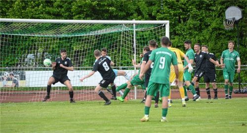 Das 3:3 von Benedikt Mittermayer (halb verdeckt) war das vorerst letzte Heimspieltor des SB Rosenheim in der Bezirksliga.Foto Franz Ruprecht