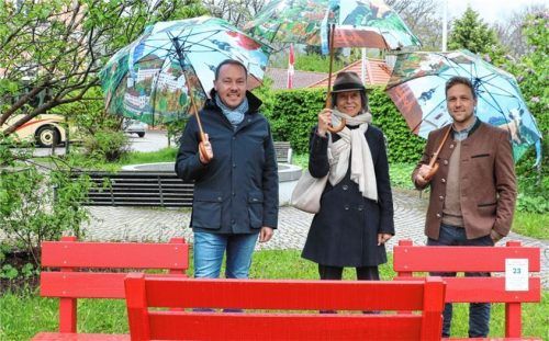 Das bisschen Regen kann vom Zamhocka in Aschau nicht abhalten. Der Leiter der Tourist Info Aschau, Herbert Reiter (links) begrüßt Peggy Freifrau von Cramer-Klett und den Jäger Sepp Rinner von der Cramer-Klettschen Forstverwaltung zum Gespräch auf dem Zamhocka-Bankerl am Bahnhof. Foto rehberg