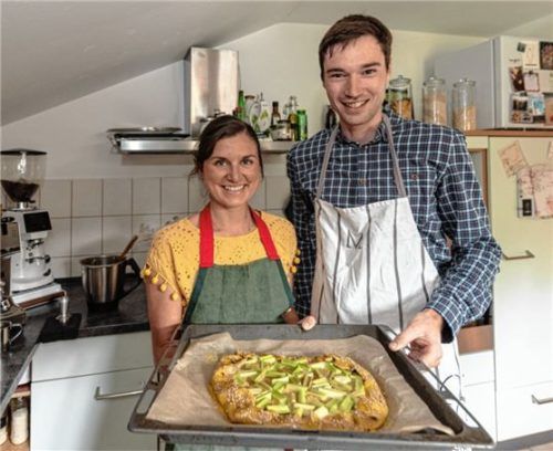 Das Ergebnis des nachhaltigen Backens: Hauswirtin Franziska Haller vom Unverpackt-Laden Herbstkindl und OVB-Redakteur Korbinian Sautter mit dem fertigen Rhabarber-Kuchen. Foto THOMAE