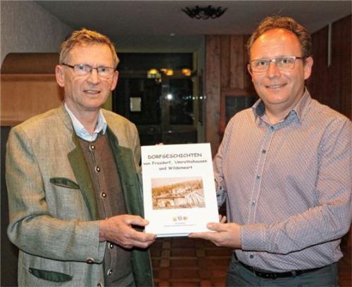 Das erste Buch mit den „Dorfgeschichten von Frasdorf, Umrathshausen und Wildenwart“ übergab der Vorsitzende des Heimat- und Kulturvereins Frasdorf Rupert Wörndl (links) an Bürgermeister Daniel Mair. Foto  Rehberg