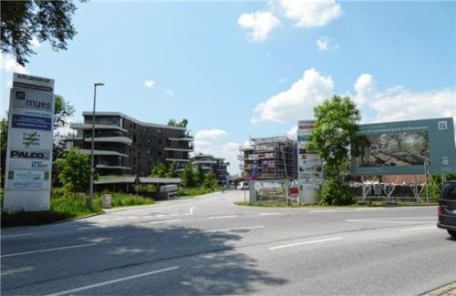 Das Foto zeigt die Einfahrt zur Kolbermoorer Conradtystraße, in der es in einer Tiefgarage zur wiederholten Brandstiftung kam. Foto Riediger