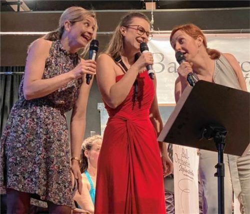 Das Gesangstrio: (von links) Gertraud Bauer, Manuela Nowak und Regina Huber interpretierten gekonnt „Bei mir bist du schön“.Foto  Ammelburger