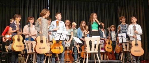 Das Gitarrenorchester setzt mit „Mamma Mia“ den Schlusspunkt des Konzertabends. Foto  re