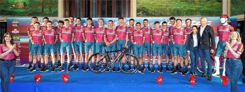 Das italienische Radteam Corratec nimmt, zur Freude der Raublinger Geschäftsführer Konrad und Cielo Irlbacher, gleich in der ersten Profisaison am Giro d‘Italia teil. Foto Lorenzo Innocenti