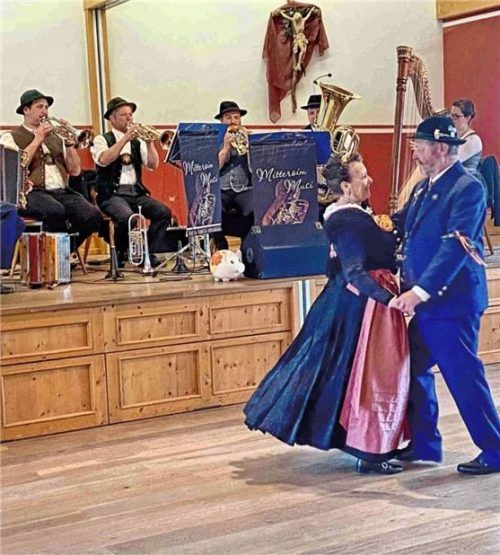 Das Jubiläumspaar Anneliese und Walter Weinzierl begingen ihre goldene Hochzeit auf traditionelle Weise unter anderem mit dem Hungertanz. Foto Hötzelsperger