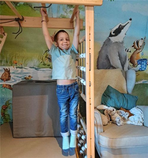 Das Klettergerüst liebt Maxi. Es ist eine wertvolle Hilfe beim Muskelaufbau.Foto Hadersbeck