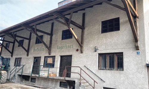 Das Lagerhaus erscheint baufällig. Nach dem Abriss soll ein Neubau mit acht Wohneinheiten entstehen. Foto Böck