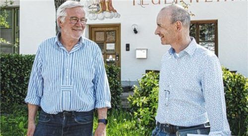 „Das macht Spaß miteinander“: Gerhard Rinser (links) ist der Motor der Dorferneuerung in Vogtareuth, Peter Höcherl ist im Amt für Ländliche Entwicklung zuständig. Im Laufe der Jahre sind die beiden Freunde geworden.