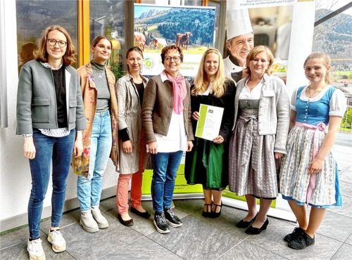 Das Projekt ist gelungen: (von links) Coach-Chefin Verena Schlegel, Stephanie Wimmer und Stephanie Adeli von der Öko-Modell-Region, Irmgard Reischl vom Amt für Landwirtschaft Ebersberg, Nadja Düvelmeyer von der Klinik-Leitung, Küchenchefin Sabine Nickels und Praktikantin Nane Kopczyk.Foto Hötzelsperger